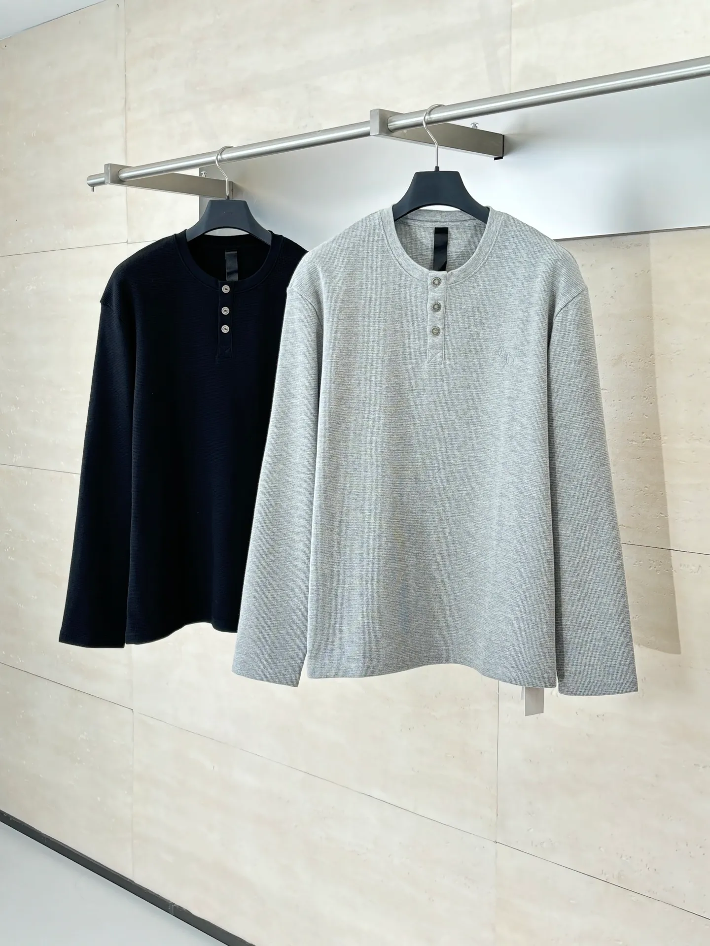 P380 Chrome Heart*/Chrome Heart CH Sanskrit Henry Collar Waffle Sweatshirt. The fabric is made of 350g cotton waffle double-layer material before washing. The embroidery is made of Tajima embroidery machine imported from Japan. The silver buckle is made of antique copper and real silver (the material has reached 300+ quality in the market). The collar leather label is still made of genuine imported lambskin. A lot of effort has been put into the fabric, hardware and craftsmanship. The top quality in the market. The industry benchmark is only owned by a few people. Size: S/M/L
